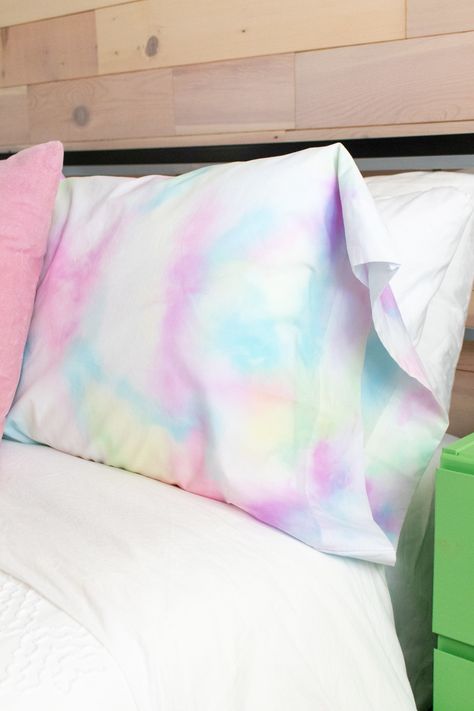 Watercolor Bedroom, Diy Pillowcase, Tie Dye Painting, Diy Tie Dye, Tie Dye Patterns Diy, Tye And Dye, Dyed Pillows, Diy Tie Dye Shirts, Pillow Cases Diy