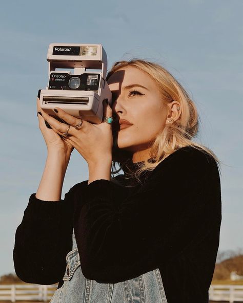 Lennon Stella, Girls With Cameras, Look Boho Chic, Female Photographers, Film Cameras, Photography Camera, Best Photographers, Photography Inspo, Vintage Photography