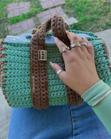 Crochet Duffel Bag 🧚🏽‍♂️ I love this little crochet duffle bag so much 😭 yall have no idea. It took me a bit longer to make it but it was 100% worth it for sure. It’s the size of a handbag. You could take it with you traveling or have it for everyday use. The pattern is simple enough that you could definitely alter it and make it bigger or even smaller. It fits sooo much stuff tho. I included a video clip of a “what fits in my bag” video I did. It cut out but I also had a whole sketchbook ... Crochet Duffel Bag, Crochet Travel Bag, Crochet Duffle Bag, Crochet Travel, Bag Video, Crochet Bag Pattern Free, Knit Ideas, In My Bag, Crochet Diy