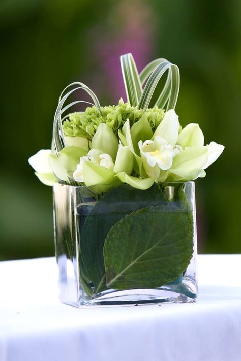 centerpiece Contemporary Flower Arrangements, Modern Floral Arrangements, Small Flower Arrangements, Table Flower Arrangements, Tropical Wedding Flowers, Flower Arrangements Simple, Modern Flower Arrangements, Wedding Table Flowers, Beautiful Flower Arrangements