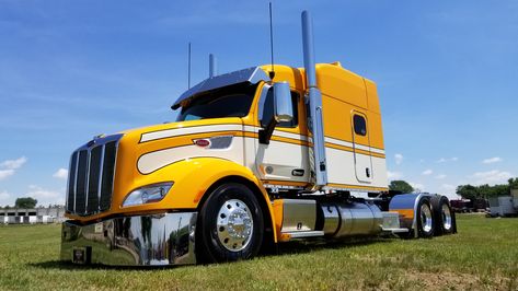 2018 customized 579 for sale! Truck Paint Jobs, Peterbilt 386, Peterbilt 579, Pickup Trucks For Sale, Semi Trailer Truck, Mercedes Benz Trucks, Train Truck, Custom Big Rigs, Peterbilt 379