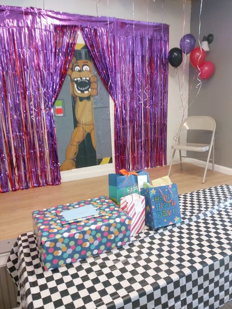 Fnaf Party Games, Fnaf Themed Birthday Party, Fnaf Party Ideas, Fnaf Birthday Party Ideas, Fnaf Birthday Party, Fnaf Cupcakes, Fnaf Cake, Fnaf Birthday, Fnaf Party