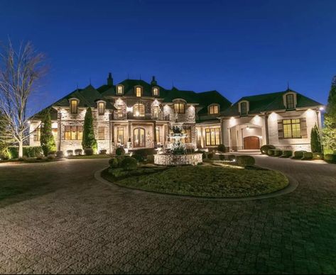 Big Mansion Aesthetic, Huge Mansions Luxury Most Expensive, Family Mansion Exterior, Huge Houses Mansions, Beautiful Mansions Luxury Dream Houses, Huge Driveway, Giant Mansion, Huge Mansion, Private Mansion