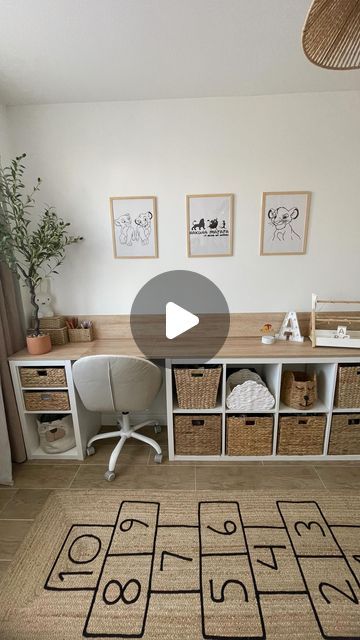 Wafaa 🌺 on Instagram: "Bureau du lion 🦁 
Voilà tous simplement comment j’ai créé le bureau de mon fils ! J’avais un meuble kallax qui étais dans sa chambre j’ai ajouter un deuxième kallax à 2 cases , une planche de chez Leroy Merlin découper sur mesure pour la profondeur et la chute pour faire le retour que le mur ! Des panier de rangement un peu de déco, une chaise de bureau et voilà le tour est jouée 🥰 

#bureau #decor #chambreenfant #lionking #homedecor #homesweethome #maison #decoration #ikea #ikeahack #ikeahome #renovation #aesthetic #avantapresdeco #childrenroom #roominspiration #roomdecoration" Kallax Desk Ideas, Kallax Desk Hack, Desk Hack Ikea, Kallax Office, Ikea Kallax Desk, Renovation Aesthetic, Ikea Kallax Ideas, Kallax Desk, Kallax Hack