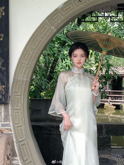 Ao Dai Aesthetic, Qipao Aesthetic, Vietnamese Outfit, Hanfu Makeup, Modern Chinese Wedding Dress, Cheongsam Design, Traditional Vietnamese Clothing, Chinese Clothing Traditional, Chinese Fancy Dress