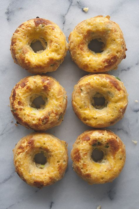 These Savory Donut Recipes Are Changing The Game: Savory donuts are not new to the world. People have been experimenting with making donuts viable lunch or dinner options for a long time. There was the grilled cheese crescent donut. The donut burger. Dunkin' Donuts even put its breakfast sandwiches on donuts. Those ones are questionable, but savory donuts done right -- like the ones we found for you below -- are wonderful. Check them out. Donut Pan Recipe, Savory Donuts Recipe, Donut Maker Recipes, Donut Burger, Savory Donuts, Mini Donuts Maker, Doughnut Pan, Making Donuts, Donut Maker