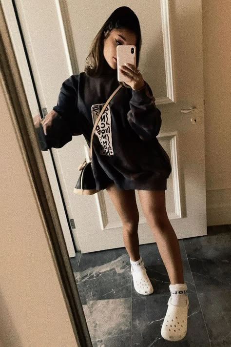 Ariana Grande Lockscreen, Ariana Grande Aesthetic, Crocs Outfit, White Crocs, Ariana Grande Outfits, Ariana Grande Cute, Ariana Grande Style, Ariana Grande Photoshoot, Ariana Grande Wallpaper