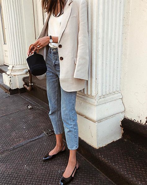 blazing hot in jeans and a blazer. And just note, you don't need high heels to look chic or sexy. Minimalist Moda, Pijamas Women, Style Désinvolte Chic, Streetwear Mode, Blazer Outfit, Outfit Jeans, Stil Inspiration, Looks Street Style, Modieuze Outfits