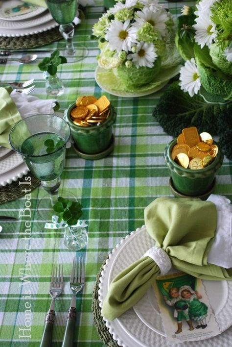 St Patrick's Day table ~     http://homeiswheretheboatis.wordpress.com/ Fete Saint Patrick, Chocolate Coins, Spring Tablescapes, St Patrick's Day Decorations, Saint Patties, Irish Blessing, Pretty Tables, Groundhog Day, Table Cloths