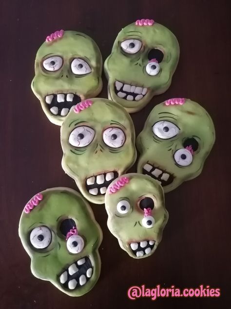 Halloween Pastry, Zombie Cookies, Goth Ideas, Galletas Halloween, Halloween Sugar Cookies Decorated, Cookies Icing, Skull Cookies, Cookies Halloween, Halloween Sugar Cookies