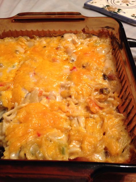 Chicken spaghetti (casserole) by the Pioneer Woman. It is so good! Pioneer Woman Chicken, Mexican Chicken And Rice, Chicken Spaghetti Casserole, Cheesy Chicken Spaghetti, Chicken Shawarma Recipe, Chicken Spaghetti Recipes, Spaghetti Casserole, Chicken Pasta Bake, Ground Chicken Recipes