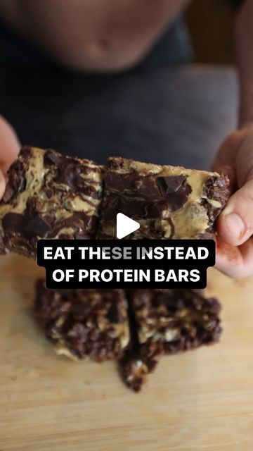 TONY MCALEAVEY on Instagram: "3 ingredient - No cook protein bars 🍫

Calories per bar 

- 260 calories 🔥
- 20g protein 💪🏽

Ingredients for 6 bars 👨🏼‍🍳

- 6 rice cakes
- 100g dark choc
- 60g peanut butter

Mix ingredients together, add water to help mix as needed, layer into try and lather your pb on boys! Boom job done 🐺" 20g Protein, No Cook, 3 Ingredient, Rice Cakes, Protein Bars, 3 Ingredients, Peanut Butter, Peanut, Dessert Recipes