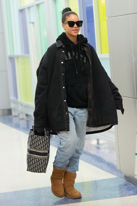 9 Ways to Wear Ugg Boots Like Katie Holmes, J.Lo, and More Airport Outfit Winter, Rihanna Beyonce, Looks Rihanna, Ugg Boots Outfit, Travel Fashion Winter, Ugg Boots Tall, Black Ugg Boots, Girl Smile, Rihanna Style