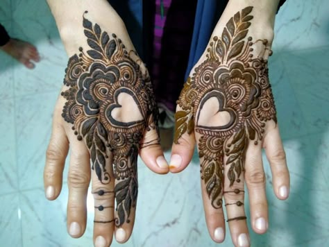 Mehndi Broches Design, Heart Mahendi, Heart Mehendi Designs, Heart Mehendi, Hijab Fashion Casual Muslim Outfit Ideas, Mehndi Practice, Hijab Fashion Casual, Muslim Outfit Ideas, Arabic Bridal Mehndi Designs