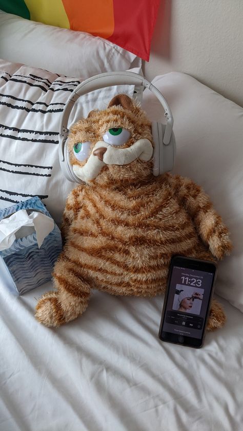 Cursed Garfield Plush, Garfield With Headphones, High Garfield, Cursed Garfield, Mitski Pfp, Garfield Plush, Fluffy Crochet, Fat Orange Cat, Garfield Pictures