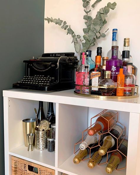 Ikea Kallax Bar, Alcohol Display, Ikea Bar Cart, Drink Cabinet, Minimalist Living Room Apartment, Ikea Bar, Home Bar Rooms, Bar Sala, Diy Home Bar