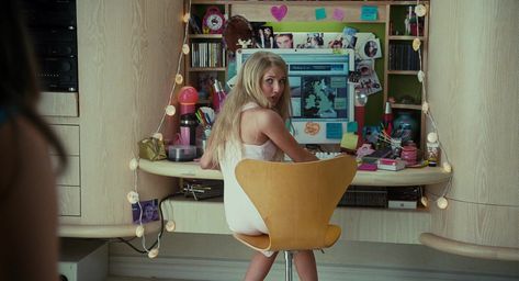 Poppy Moore, Wild Child Movie, Early 2000s Movies, Marissa Cooper, Kids Tumblr, Kids Interior Design, Queen Aesthetic, Organized Chaos, Teenage Bedroom