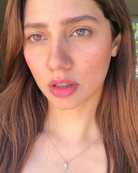 Mahira khan no filter seflie Mahira Khan Pics, Maira Khan, Eyes Pictures, Mahira Khan Dresses, Pakistani Beauty, Day Makeup Looks, Beautiful Eyes Pics, Expressive Eyes, Actress Without Makeup