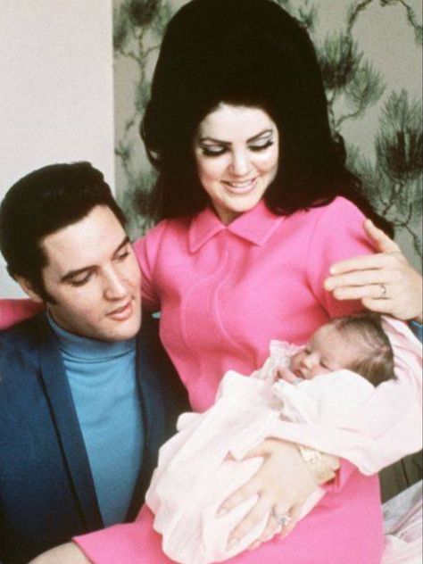 Elvis shields baby Lisa Marie from the glare of the flash bulbs. Priscilla Presley Wedding, Priscilla And Lisa Marie, 42nd Anniversary, Elvis And Priscilla Presley, Elvis Presley Priscilla, Elvis Family, Elvis Presley Family, Robert Sean Leonard, Sean Leonard