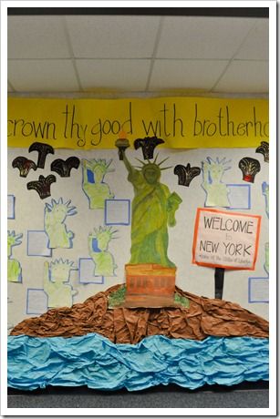 Statue of Liberty writing and bulletin board. Just darling! Statue Of Liberty Crafts For Preschool, Statue Of Liberty Bulletin Board, Diy Statue Of Liberty, Statue Of Liberty Craft, Statue Of Liberty Reading Comprehension, Patriotic Classroom, Beautiful Murals, First Grade Parade, School Library Displays