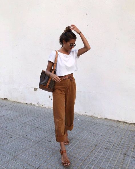 Perfect simple style: simple white tee and flowly brown pants with tan sandals #summerstyle #summeroutfit #casualstyle #casualstyle | jaimekrzos Spring Weekend Outfit, Bohol, Looks Street Style, Street Style Paris, Brown Pants, Trouser Style, Weekend Outfit, Inspired Outfits, 가을 패션