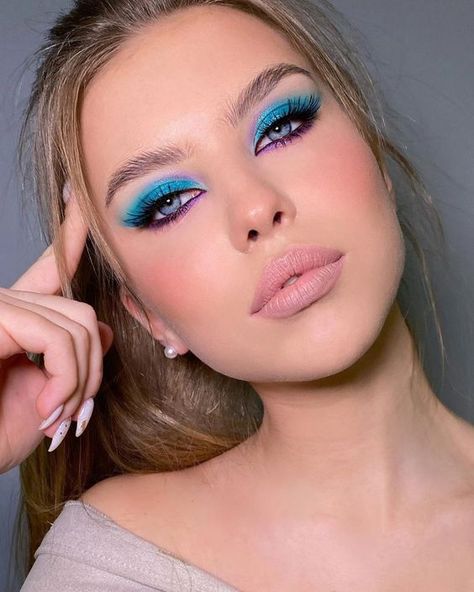 Colorful Summer Makeup: 27 Ideas for All Skin Tones | Trendy Looks & Tutorials Blue Eyeshadow Makeup, Eye Makeup Guide, Summer Halloween, Blue Eyeshadow Looks, Celebrity Makeup Looks, Eye Makeup Techniques, Barbie Makeup, Colorful Eye Makeup, Makeup Tattoos