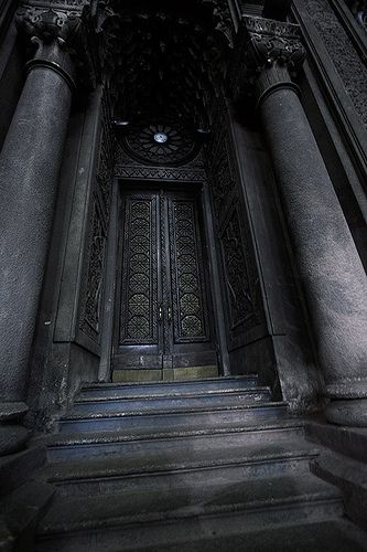 Creepy Door Drawing, Door Aesthetic Dark, Mansion Door, Creepy Door, Scary Gate Entrance, Scary Door, Dark Castle Entrance, Creepy Gates Entrance, Goth Castle