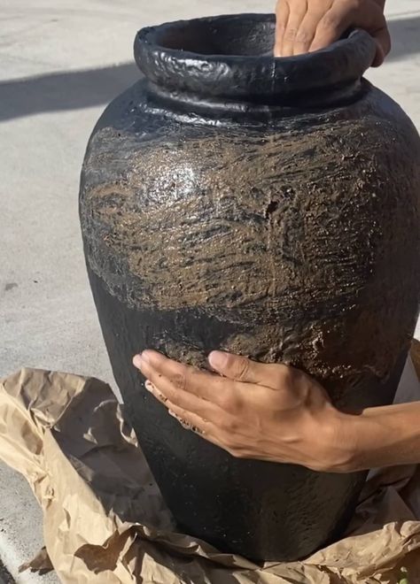 How to Use Mud to Make an Old Vase Look Expensive - DIY Aged Pots | Apartment Therapy Black Rustic Vase, Do It Yourself Quotes, Stone Spray Paint, Spray Paint Vases, Diy Painted Vases, Pottery Decoration, Vases Diy, Cheap Vases, Hall Ideas