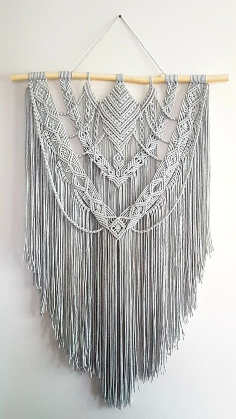 Grey Macrame, Macrame Wall Hanging Tutorial, Macrame Wall Hanger, Macrame Tutorials, Macrame Plant Hanger Patterns, Makramee Diy, Macrame Knots Pattern, Macrame Wedding, Macrame Wall Hanging Diy