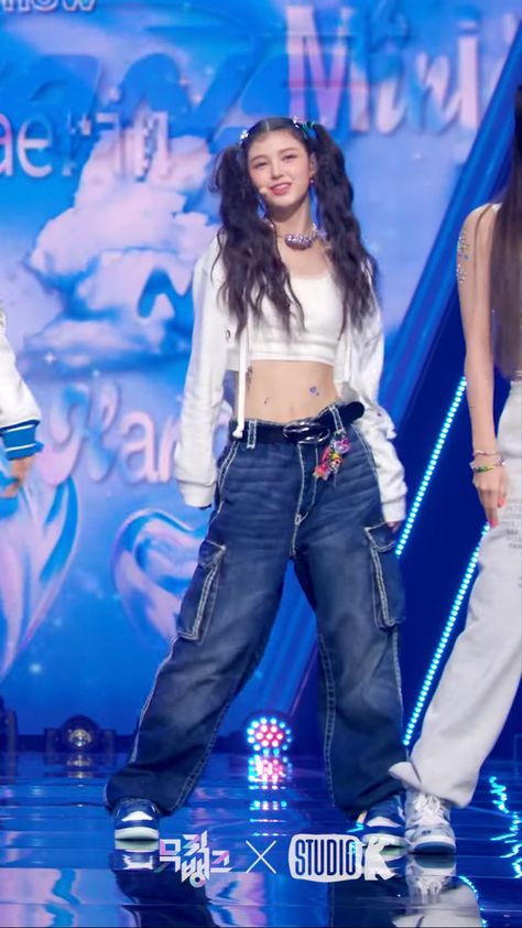 Concert Outfit Jeans, Kpop Concert Outfit, Western Outfits Men, Casual Attire For Women, Preformance Outfits, New Jeans Style, Fashion Top Outfits, Crop Top Outfits, Blue Outfit