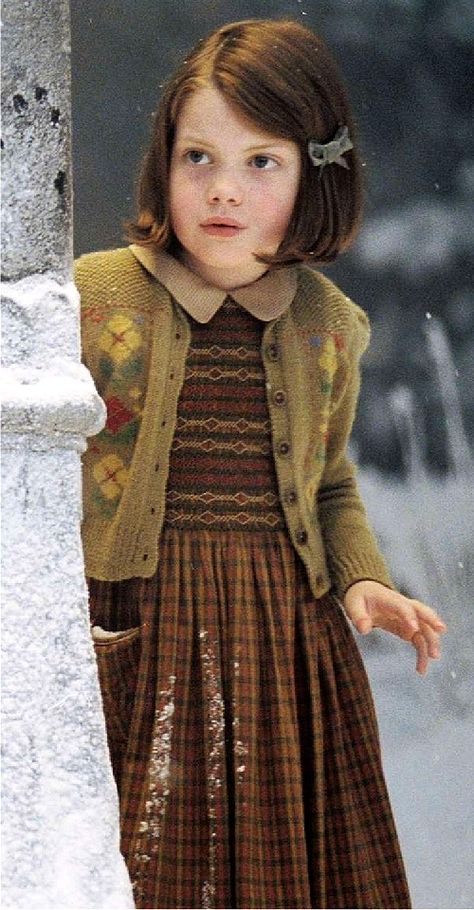 Georgie Henley as Lucy Pevinsie. The Chronicles Of Narnia The Lion, The Witch, And The Wardrobe {2005}. Lucy Narnia, Narnia Lucy, Narnia Costumes, Lion Witch Wardrobe, Susan Pevensie, Lucy Pevensie, Narnia 3, Georgie Henley, Buku Harry Potter