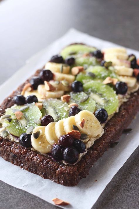 Healthy Fruit Pizza! I was obsessed with fruit pizza growing up, but I love this healthier, whole foods options now! It's sweet, hearty and so easy to make! All my friends and family are so impressed when I serve it to them! #vegan #fruitpizza #dessertpizza #rawdesserts #vegandesserts #larabar #veganpizza #cashewfrosting #rawvegandesserts via theconscientiouseater.com Fruit Pizza Easy, Vegan Fruit Pizza, Fruit Pizza Ingredients, Fruit Pizza Sugar Cookie Recipe, Healthy Fruit Pizza, Fruit Topping, Raw Breakfast, Pizza Sugar Cookie, Easy Fruit Pizza