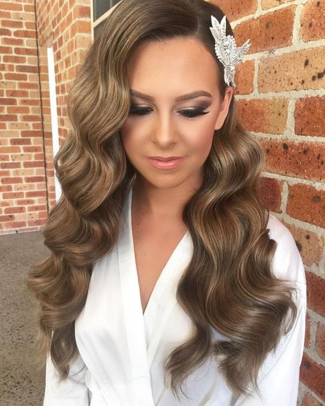 She looks beautiful with her hair long and wavy. Very old hollywood Weekend Hair, Wavy Wedding Hair, Wedding Hair Inspiration, Wedding Hair Down, Wedding Updo, Wedding Hairstyles For Long Hair, Bridal Hair And Makeup, Wedding Hair And Makeup, Bride Hairstyles