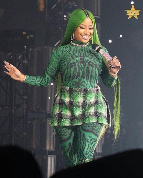 Nicki Minaj Green, Nicki Minaj Pictures, 1 October, October 29, Green Hair, Nicki Minaj, Art Clothes, Roberto Cavalli, The Star