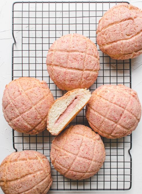 Strawberry and Cream Cheese Pineapple bun (Melonpan/Bolo bao) Bolo Bao, Bakery Buns, Strawberry And Cream Cheese, Pineapple Buns, Comidas Aesthetic, Asian Bakery, Asian Buns, Chinese Bakery, Cream Bread