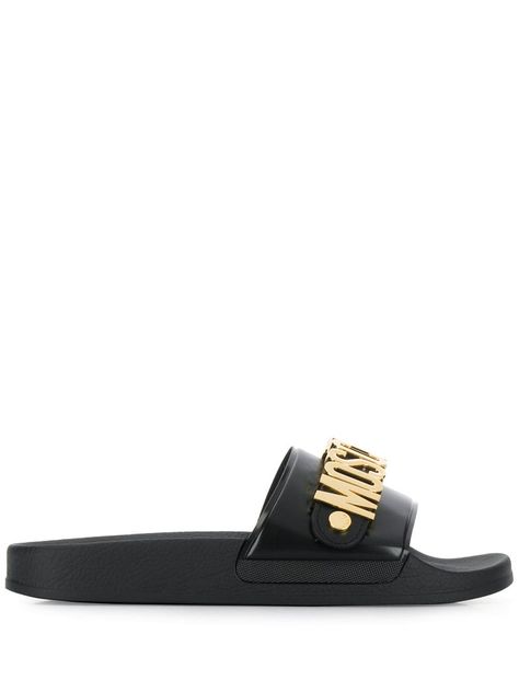 MOSCHINO MOSCHINO LETTER SLIDERS - SCHWARZ. #moschino #shoes Moschino Bear, Moschino Shoes, Casual Logo, Mini Teddy Bears, Holiday Hoodies, Graphic Print Shirt, Urban Aesthetic, Bold Logo, Printed Clutch