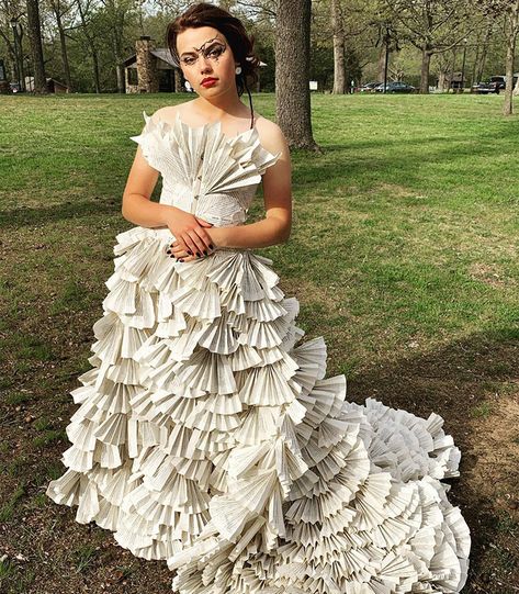 Book Page Dress, Old Harry Potter, Ren Faire Wedding, Junk Kouture, Beautiful Prom Dress, Book Dress, Harry Potter Books, Beautiful Prom Dresses, Book Week