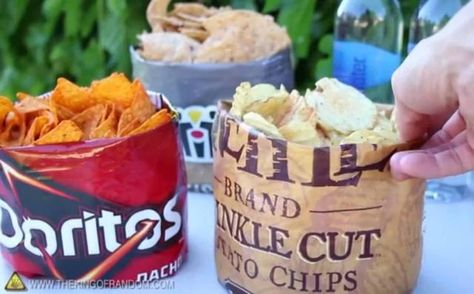 picnic hacks crisps Picnic Hacks, Picnic Hack, Perfect Picnic, Picnic Food, Snack Bowls, Picnic Foods, Picnic Party, Fried Food, Beach Picnic