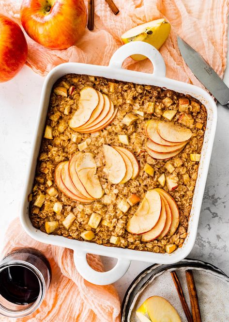 Apple Cinnamon Baked Oatmeal Healthy Hearty Breakfast, Apple Cinnamon Baked Oatmeal, Cinnamon Baked Oatmeal, Hearty Breakfast Recipes, Baked Oatmeal Recipe, Oatmeal Toppings, Apple Cinnamon Oatmeal, Baked Oatmeal Recipes, Cinnamon Oatmeal