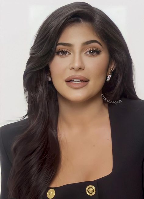 Kylie Side Part, Side Part Kylie Jenner, Kylie Jenner Side Part Hair, Kylie Jenner Side Part, Kylie Jenner Nose Job, Kylie Hairstyles, Kylie Jenner Nose, Kylie Jenner Hairstyles, Kylie Jenner Face