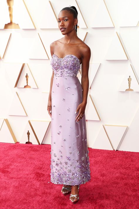 Dress Back Design, Simple Dress, Purple Dresses, 2021 Red Carpet, Chic V-neck Red Carpet Dress, Hollywood Glam Dress, Simple Elegant Dresses, Oscars 2020 Red Carpet, Lilac Gown