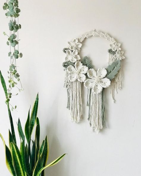 Macrame Round, Macrame Circle, Macrame Flowers, Simpul Makrame, Macrame Flower, Macrame Rings, Macrame Tutorials, Macrame Wall Hanging Diy, Diy Yarn Crafts