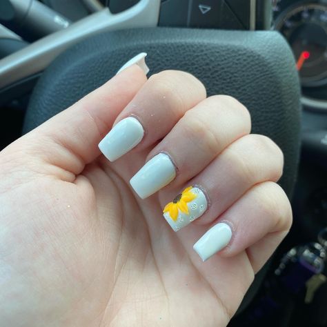 Square white acrylic nails with acrylic sunflower #nails #sunflower #acrylic White Nails With Sunflower Design, White Nails With Sunflower, Acrylic Sunflower Nails, Square White Acrylic Nails, Nails Sunflower, Acrylic Sunflower, Sunflower Acrylic, Outdoor Country Wedding, Sunflower Nails