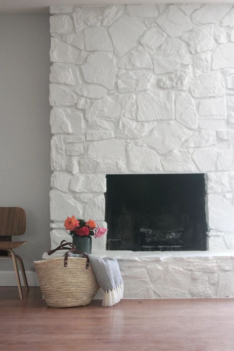 How to: Painting the stone fireplace white - greige design Painted Rock Fireplaces, Reface Fireplace, Painted Stone Fireplace, White Stone Fireplaces, Stone Fireplace Makeover, Simple Fireplace, Masonry Fireplace, Brick Fireplace Makeover, Rock Fireplaces