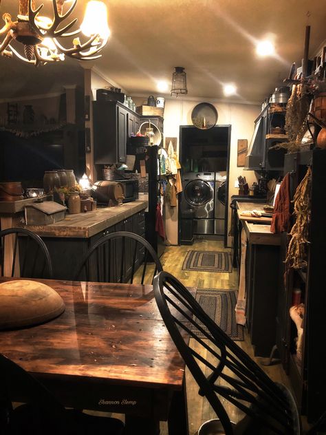 Rustic Trailer, Grunge Kitchen, Primitive Kitchen Cabinets, Rustic Primitive Kitchen, Primitive Home Decorating, Primitive Dining Room, Primitive Kitchens, Witch Clothing, Gothic Kitchen