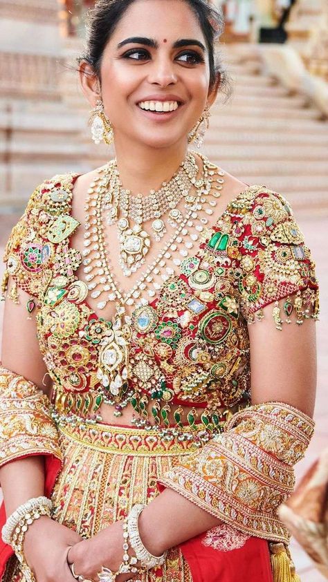 5 Royal Blouse Designs From Isha Ambani's Closet Royal Blouse Designs, Isha Ambani Wedding, Lehenga Blouse Pattern, Wedding Choli, Isha Ambani, Saree Looks, Anant Ambani, Work Blouse Designs, Mukesh Ambani