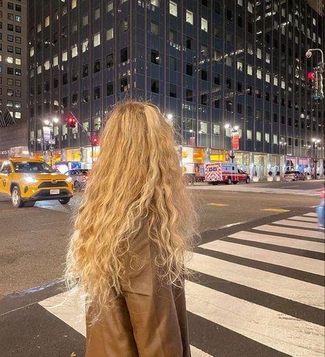 Blonde Curly Long Hair, Katelyn Dewitt, Pelo Ondulado Natural, Long Curly Blonde Hair, Emo Shag, Bob Black Women, Fluffy Bob, Curly Hair Blonde, Long Blonde Curly Hair