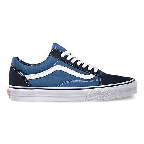 The Old Skool, Vans classic skate shoe and the first to bare the iconic side stripe, has a low-top lace-up silhouette with a durable suede and canvas upper with padded tongue and lining and Vans signature Waffle Outsole. Vans Old Skool Navy, Vans Wallpaper, Estilo Vans, Vans Classic Old Skool, Navy Vans, Vans Vintage, Suede Shoes Men, Cute Vans, Old School Vans