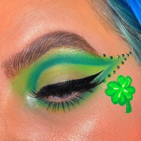 shannon 🍒 makeup artist on Instagram: “✨☘️LUCK OF THE IRISH☘️✨ Please save to support me!! Hey guys I know it’s not st Patrick’s day anymore but you guys wanted the close up and…” Four Leaf Clover Makeup, Shamrock Makeup, St Patricks Day Makeup Ideas, Saint Patrick’s Day Makeup, St Patricks Day Makeup, Irish Makeup, Saint Patricks Day Makeup, Holiday Eyeshadow, Day Eye Makeup