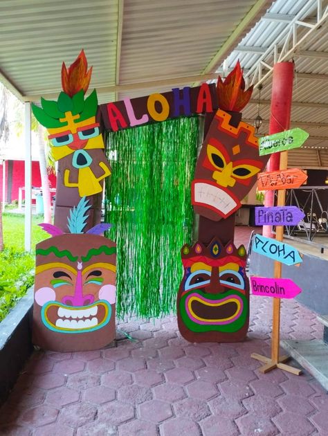 Hawaiian Theme Decorations, Happy Tiki Face, Hawaiin Decoration Ideas, Tiki Themed Birthday Party, Tiki Theme Party Decorations, Hawaii Decorations Ideas, Hawaian Party Decorations Hawaii Theme, Aloha Party Decorations Ideas, Hawaian Party Decoration